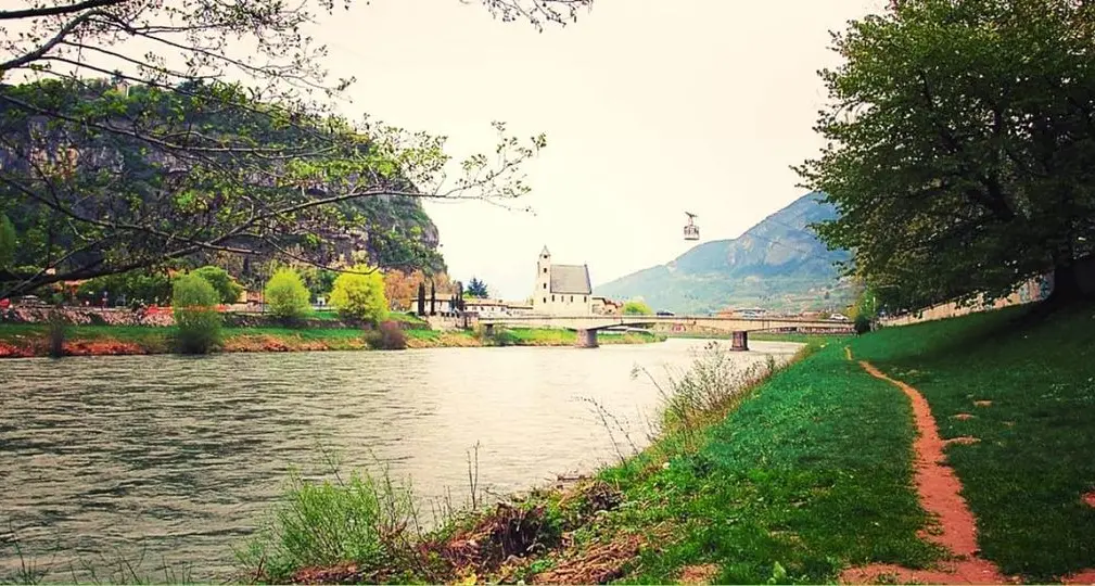 Un sabato a ripulire le roste dell'Adige a Trento: cittadini in campo, compreso il sindaco