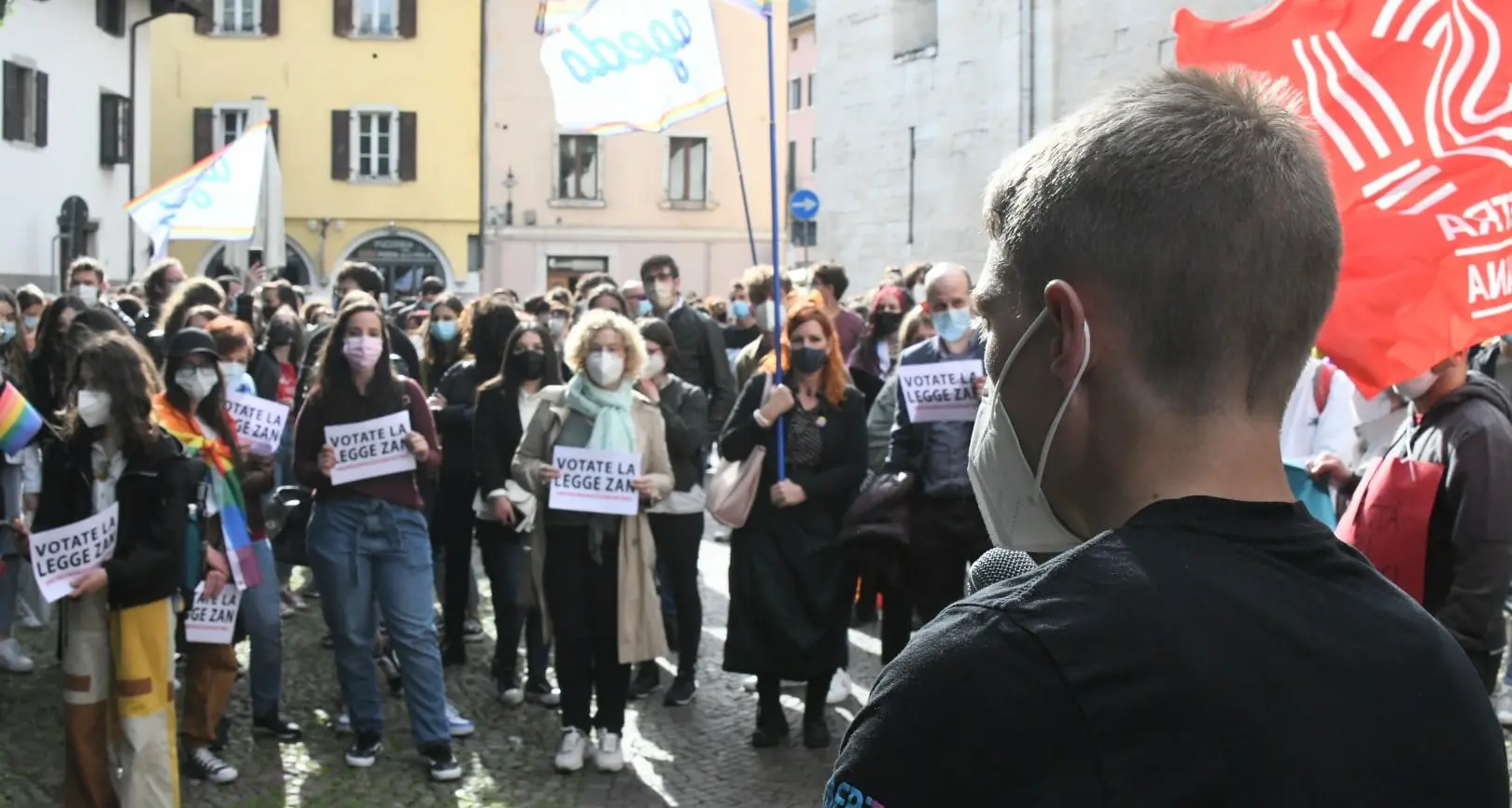 In centinaia alla manifestazione a favore del ddl Zan: “Basta all’odio e alle discriminazioni”
