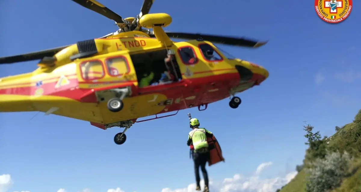Parapendio biposto precipita sul Monte Baldo, due persone recuperate con il verricello e portati al S.Chiara