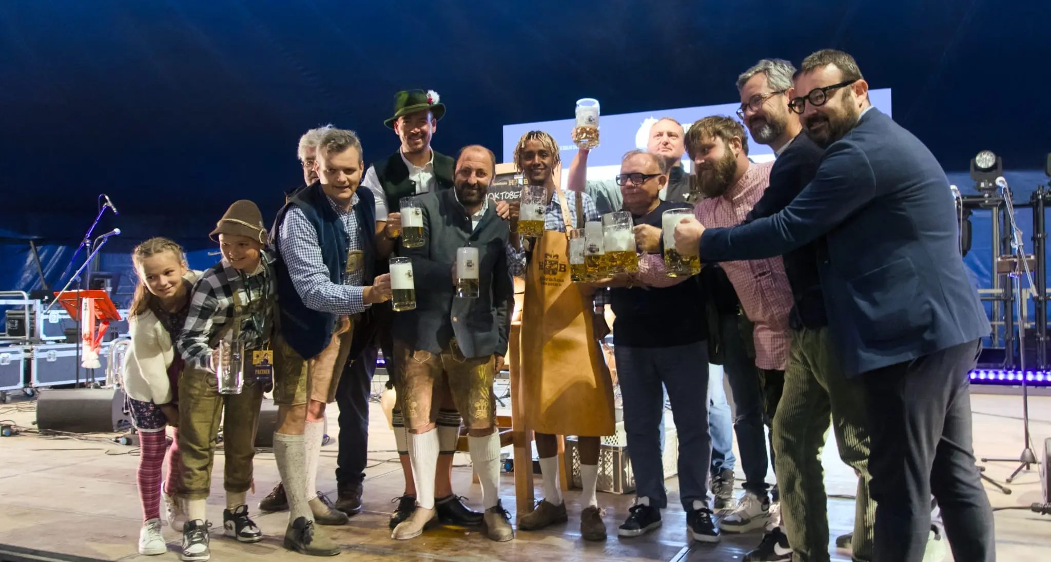 Partita la dodicesima edizione dell'Oktoberfest. Ieri la spillatura della prima botte in legno