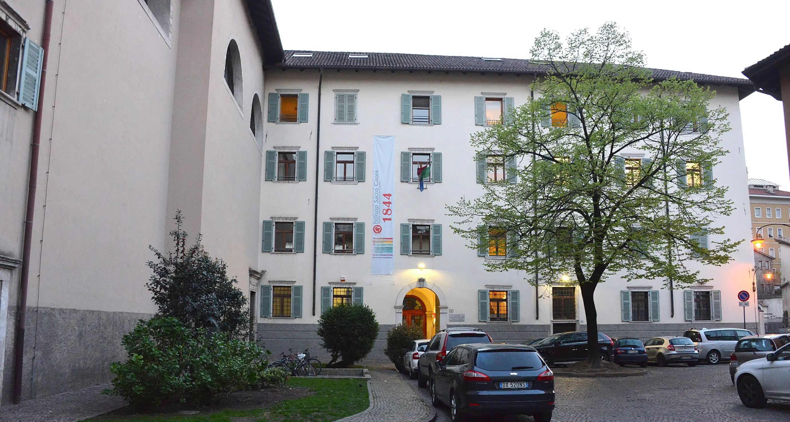 Sospesa dall’insegnamento al Sacro Cuore per i suoi orientamenti sessuali: l’istituto condannato anche in Cassazione