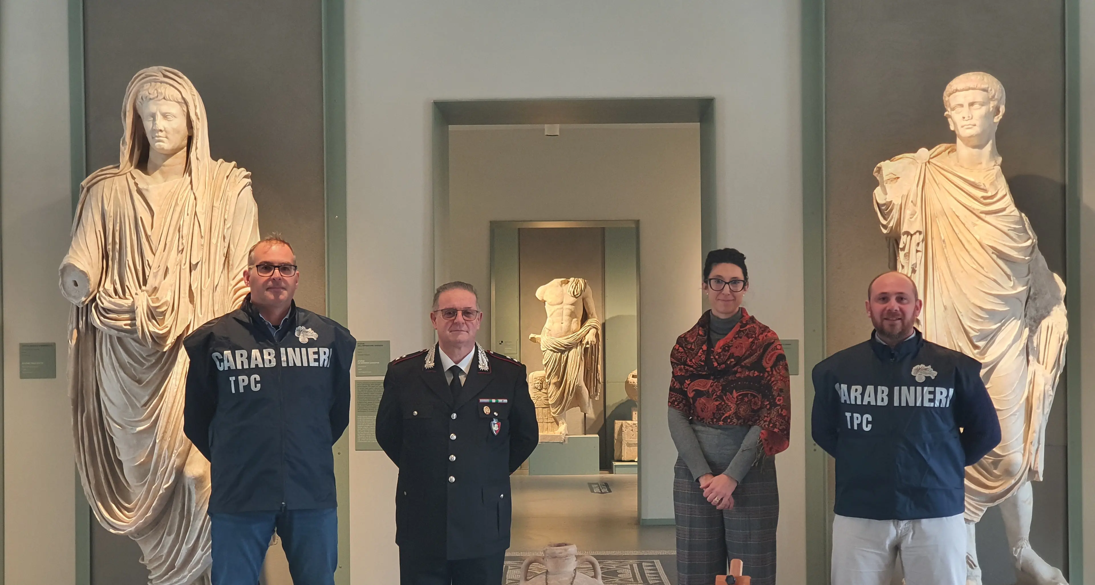 I carabinieri recuperano un’anfora del primo secolo dopo Cristo: era in casa di un trentino