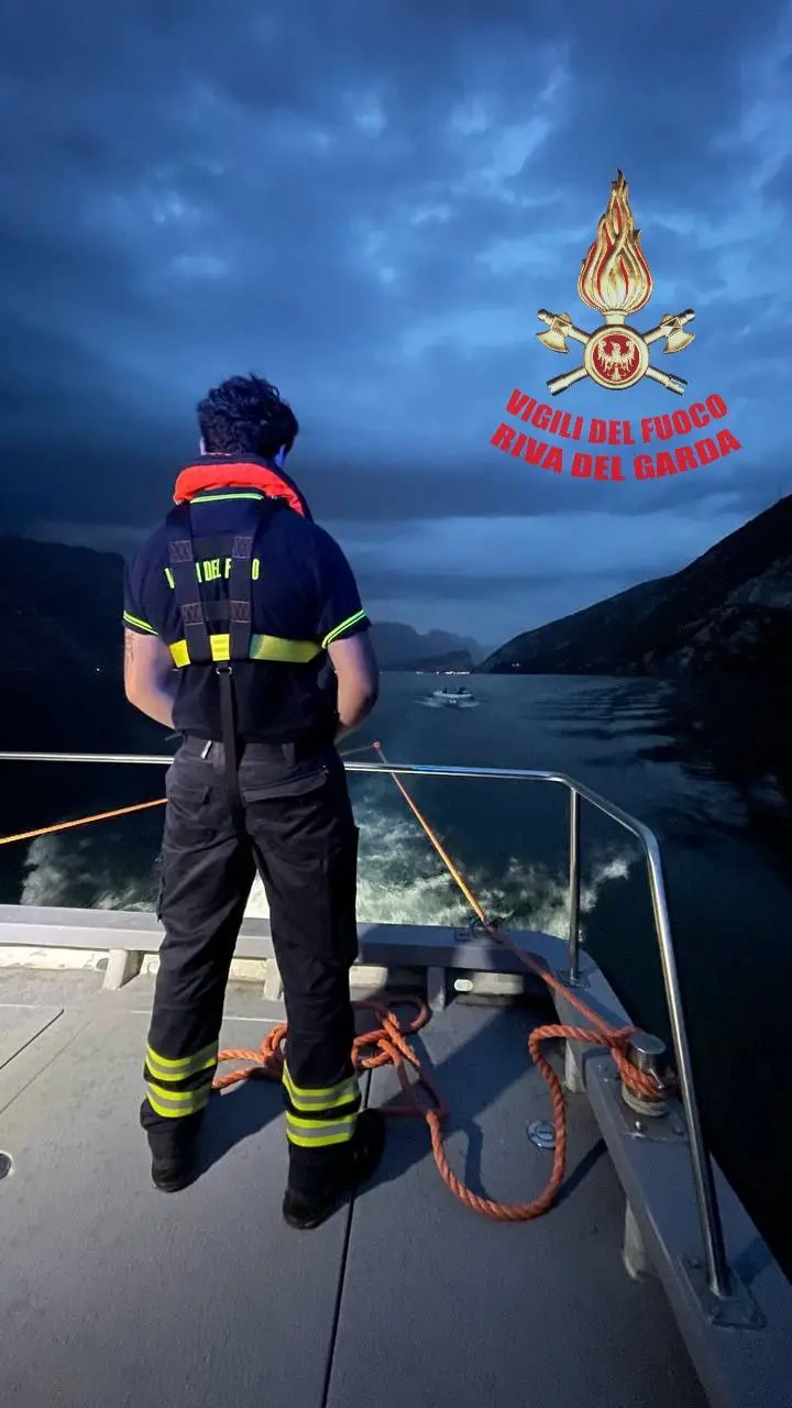 Garda, barca in avaria: l’intervento dei vigili del fuoco di Riva per recuperare le quattro persone a bordo