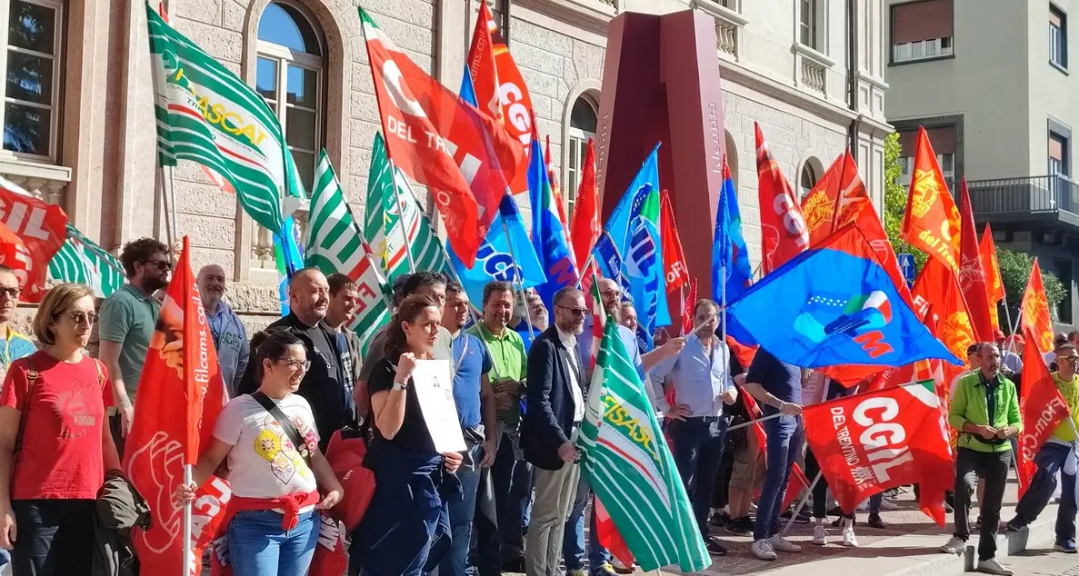 Appalti, la protesta dei sindacati: «Non vogliamo lavoratori di serie B»