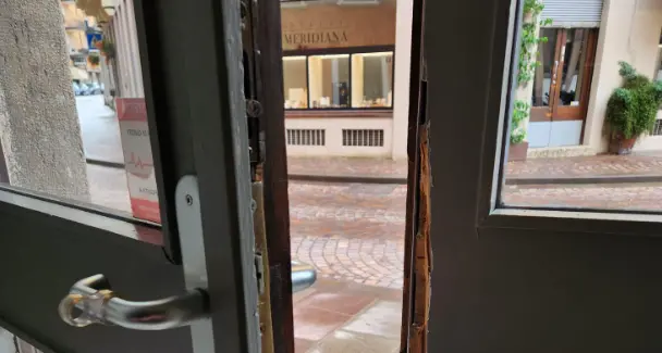 Raid dei ladri, doppia spaccata in via Roggia Grande: colpiti Arclinea e il bistrot 18zero8 (l’ex Plan)