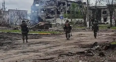 Bombe russe nella notte su Kiev, ferito un ragazzo di 19 anni. Salta l'elettricità