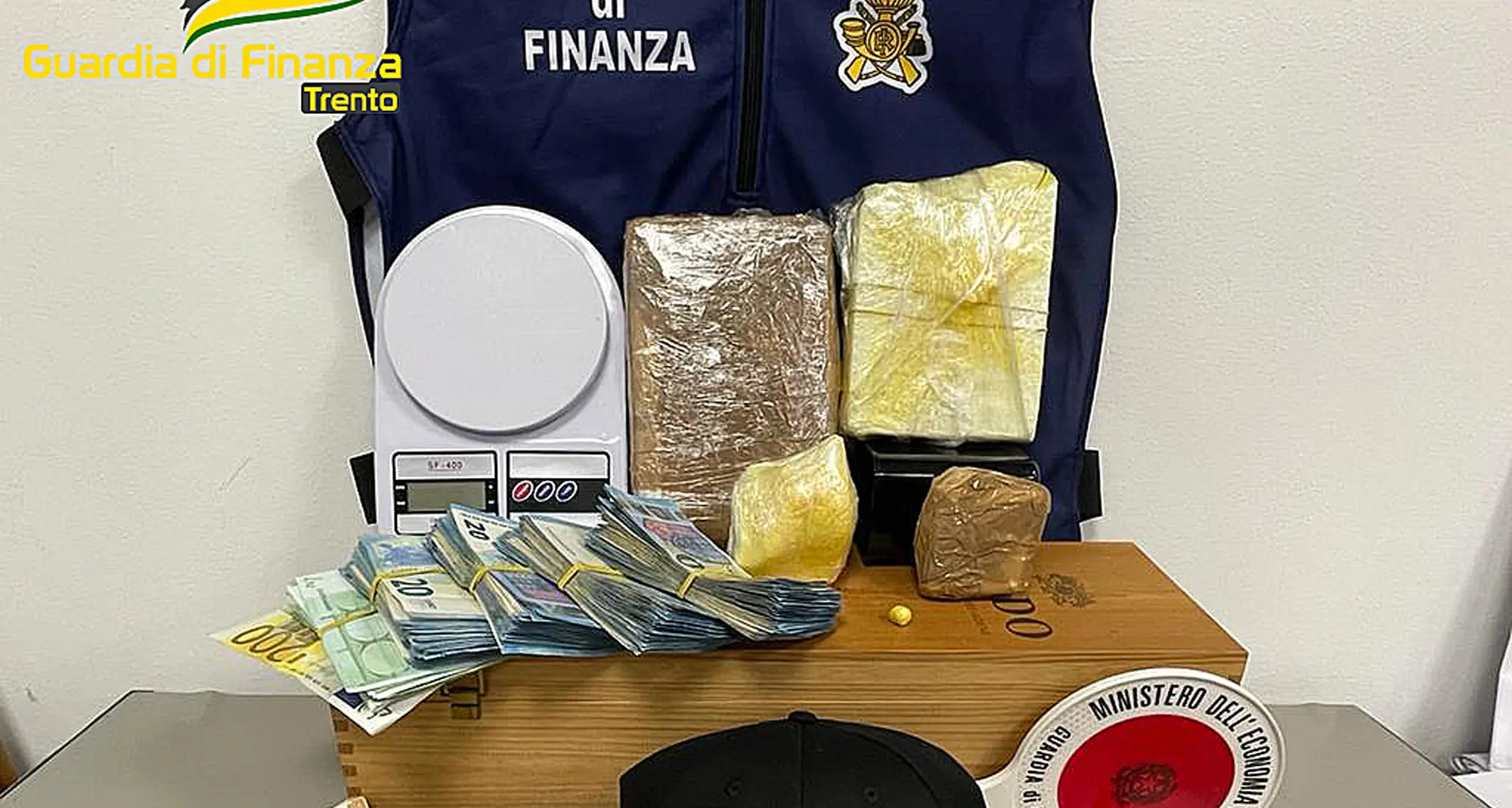 Albanesi, italiani e tunisini: ecco l’organizzazione dello spaccio, dal bar in piazza Duomo alle consegne nelle valli