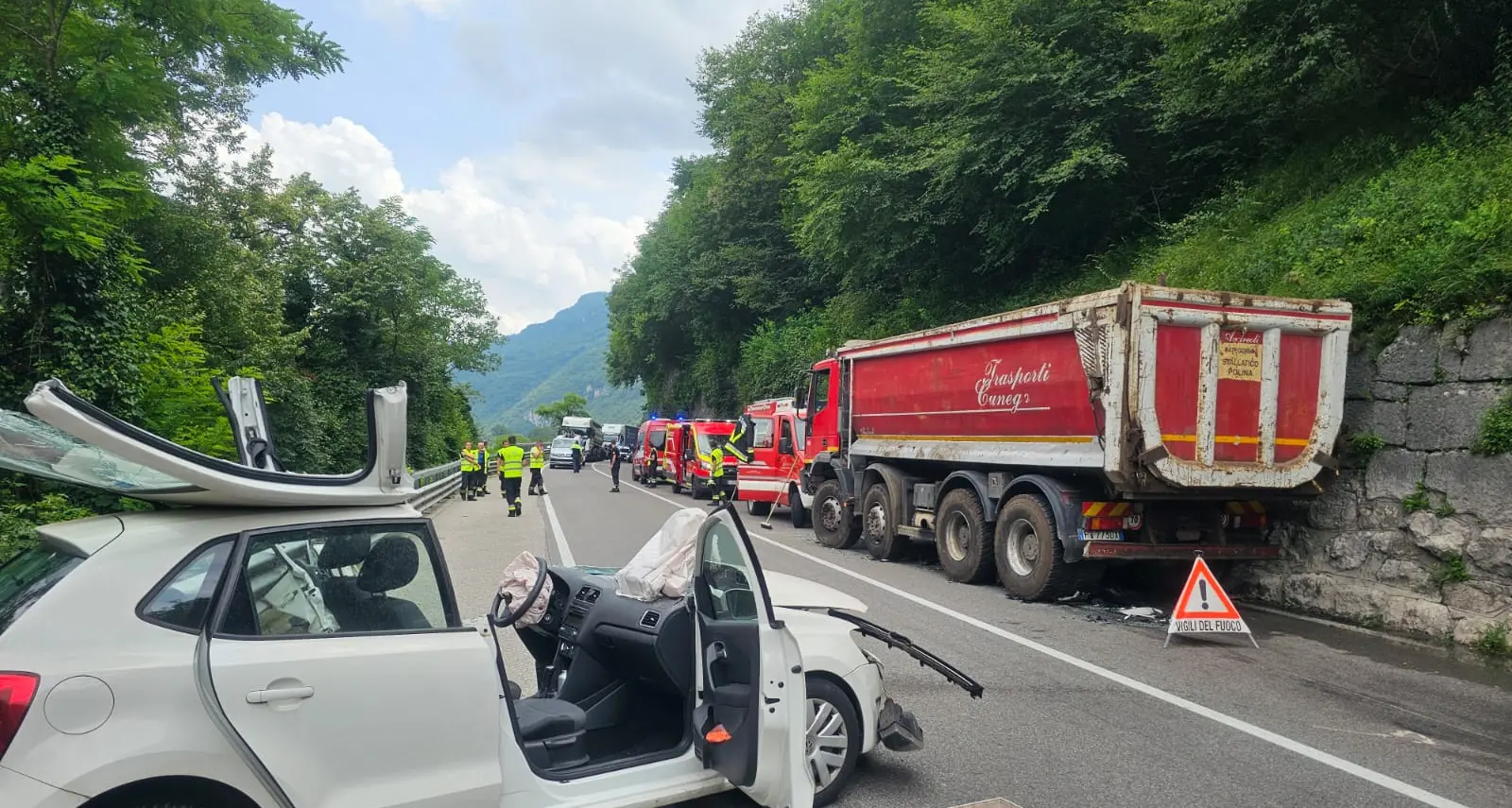 Grave scontro frontale fra un’automobile ed un camion a Loppio: strada chiusa per un'ora