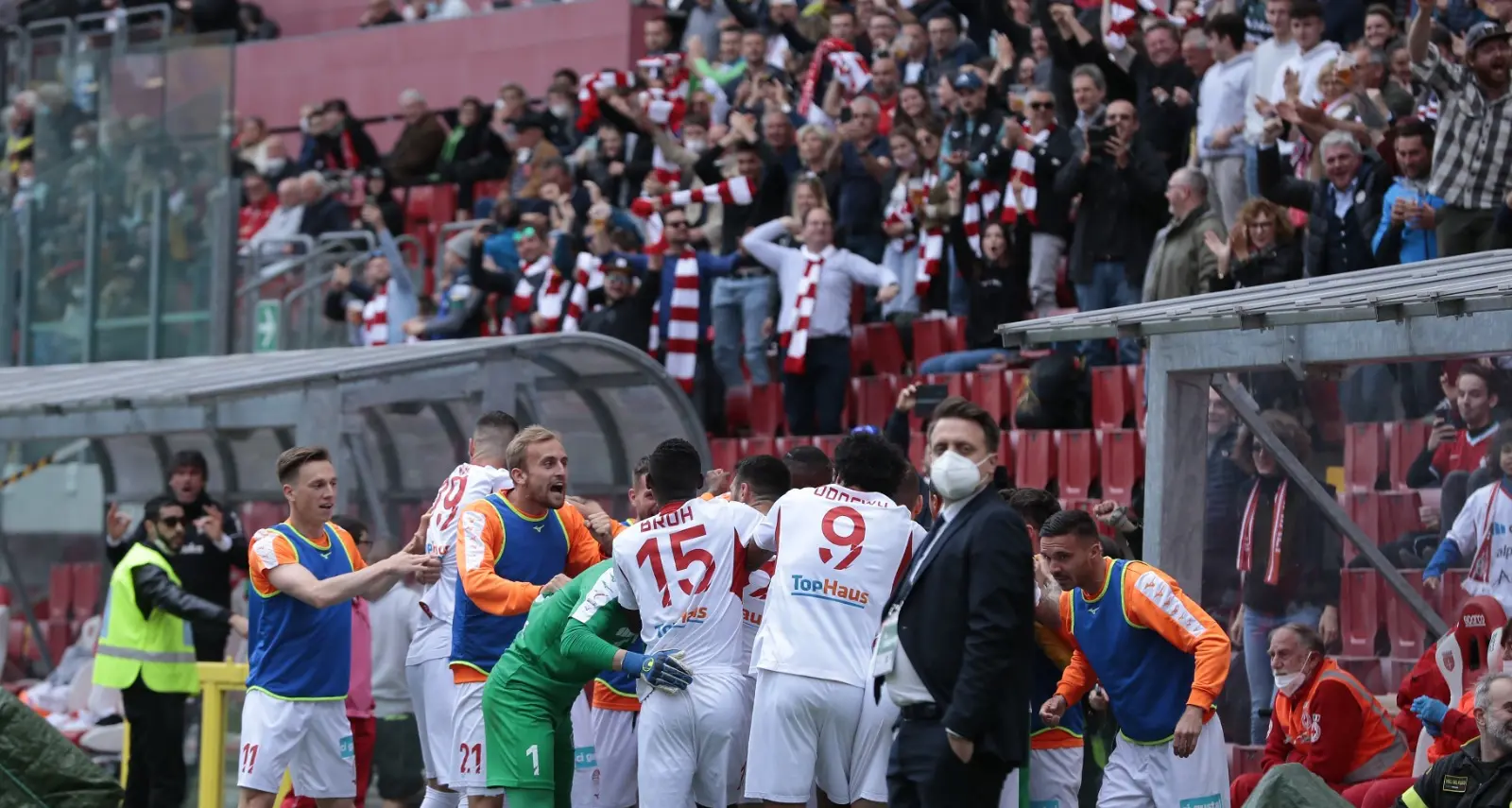 Festa grande Südtirol: la squadra di Bolzano è in serie B, unica nella storia del calcio regionale