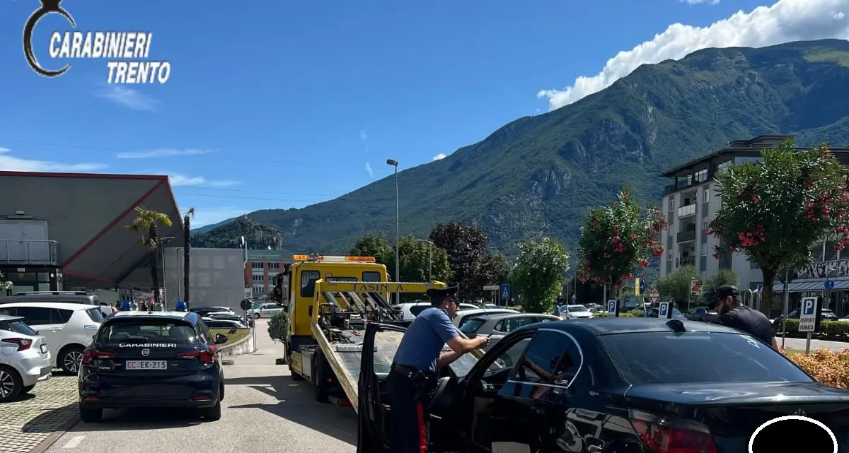 Arco, guida senza patente e tenta la fuga: maxi-multa da 5.000 euro