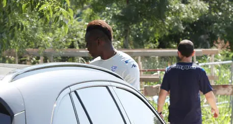Riempiva di botte la moglie perché pensava che lo tradisse con Balotelli: rischia 13 anni