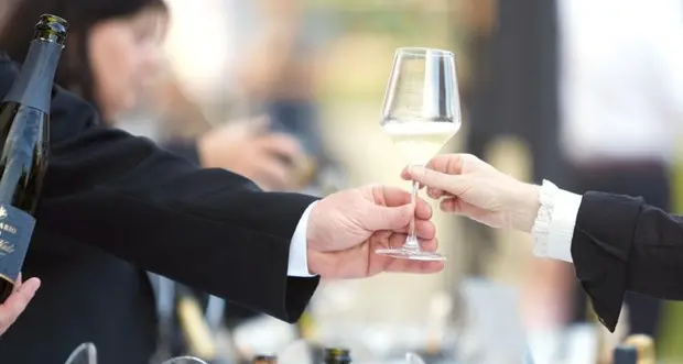 Capodanno, pochi petardi e i nonni su tavoli separati: tutti i consigli di Comune e Apss