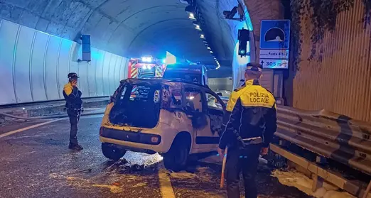 Va a sbattere contro il guard rail: la Panda si incendia