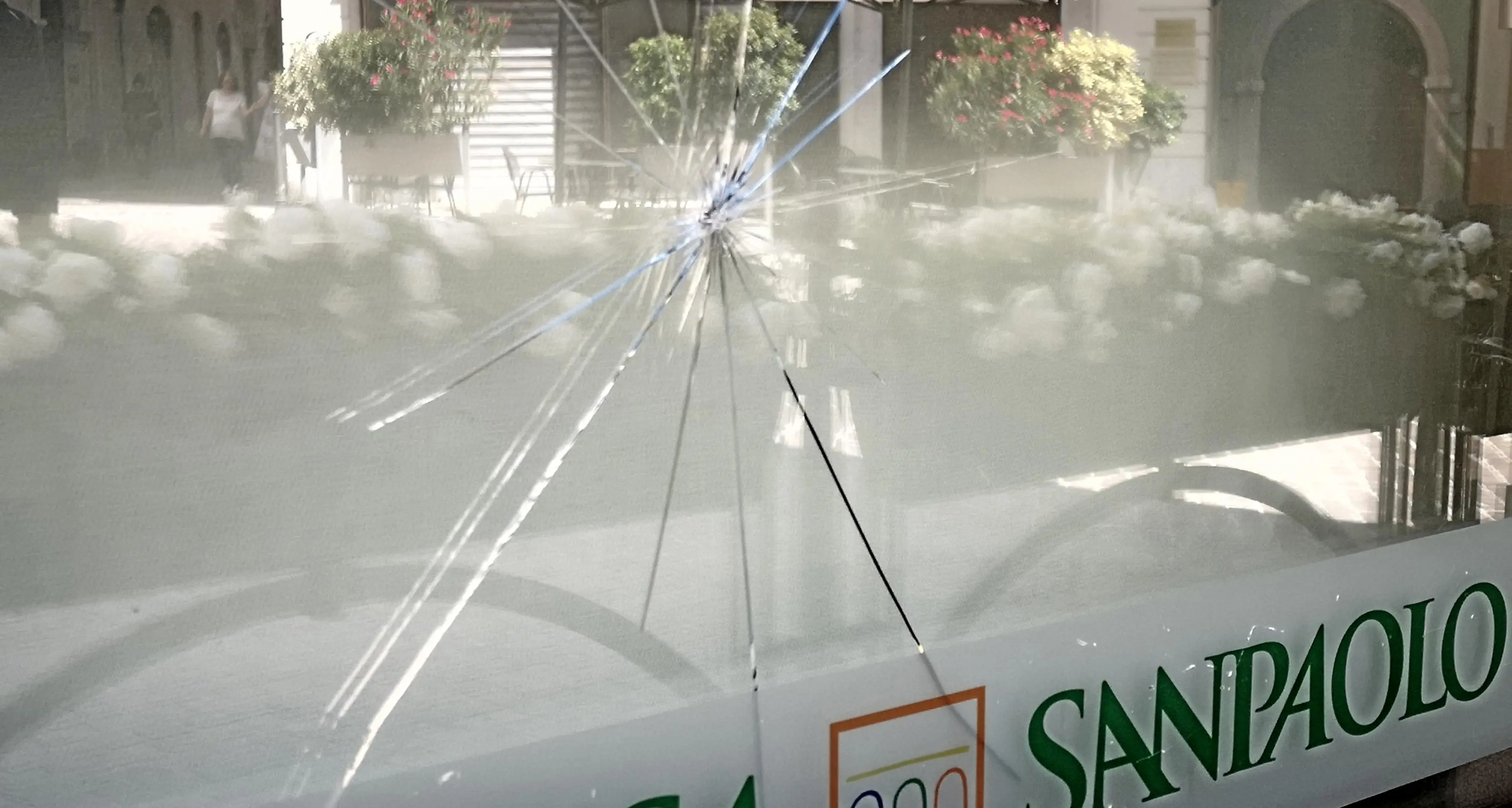 Blitz anarchico a Rovereto: picconate alle vetrine di banche e negozi, gravi danni