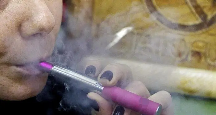 Stretta sul fumo, Schillaci annuncia ulteriori divieti all'aperto, stop alle e-cig