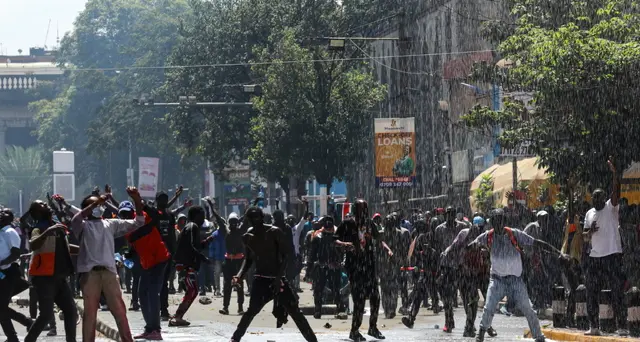 Kenya: a fuoco il parlamento a Nairobi, 8 i dimostranti morti