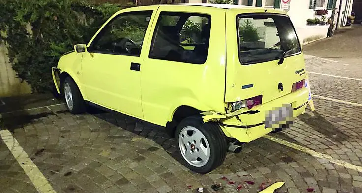 Notte di follia a Transacqua, con il furgone danneggia le auto in sosta, migliaia di euro di danni – VIDEO
