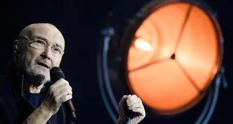 Phil Collins dice addio ai fan: “Non riesco più a suonare”