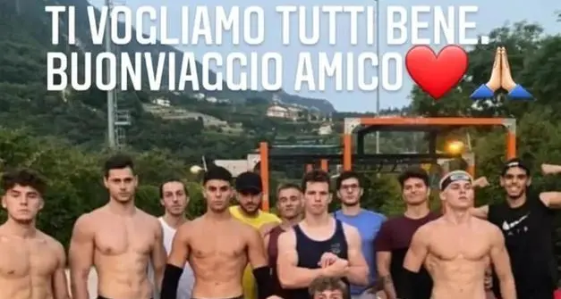 Gli amici di Traian salutano l’amico morto improvvisamente a 24 anni, domani i funerali