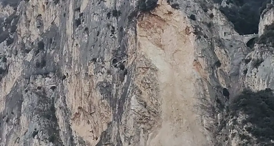 Una grossa frana si è staccata dalla montagna a Tremosine, paura sul Garda