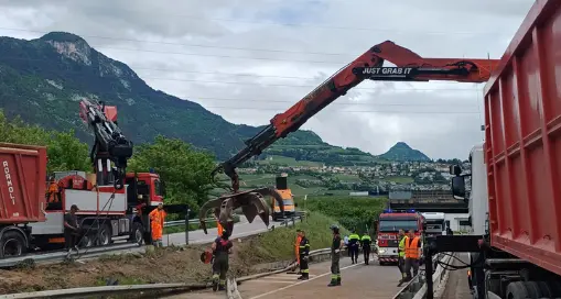 Il camion si rovescia in curva sullo svincolo della tangeziale: strada bloccata per ore