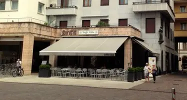 Danneggia la vetrata del bar Italia in piazza Battisti: filmato dalle telecamere, rintracciato dalla Mobile grazie al confronto con i social