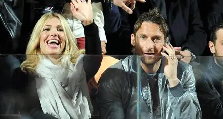 Totti a gamba tesa contro Ilary, dice la sua anche Corona: “Caro pupone e cara caciottara, ora dirò la verità”