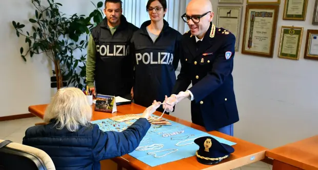 Restituiti soldi e gioielli all'anziana rivana truffata da due giovani, poi arrestati dalla Polizia a Verona