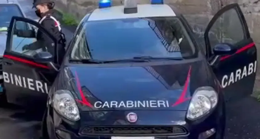 Ruba l’auto del padrone della ditta e dalla Bosnia gli chiede soldi per restituirla