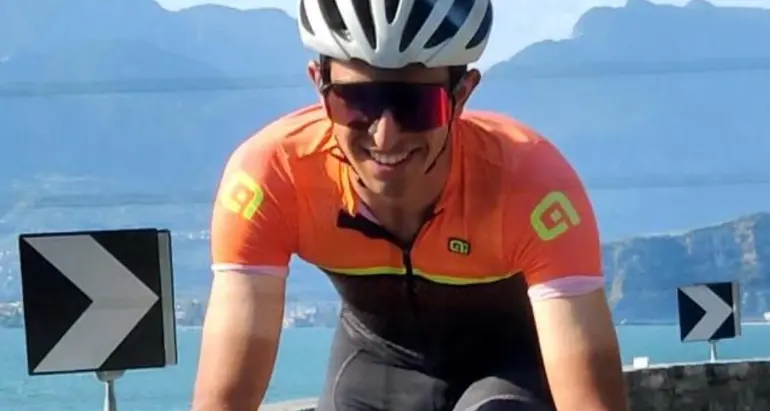 Mori si ferma per l'ultimo saluto al giovane ciclista morto: «fra un anno gli daremo la Maturità»