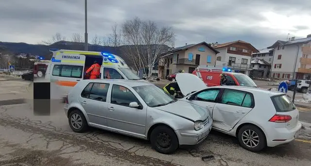 Incidente stradale a Romeno, due persone portate al pronto soccorso di Cles