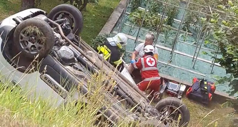 Perde il controllo dell’auto e si rovescia in una scarpata