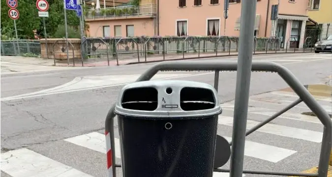 \"Rivoluzione dei cestini\", il centro di Trento ne perde la metà: tanti in Ztl, sempre meno nei quartieri