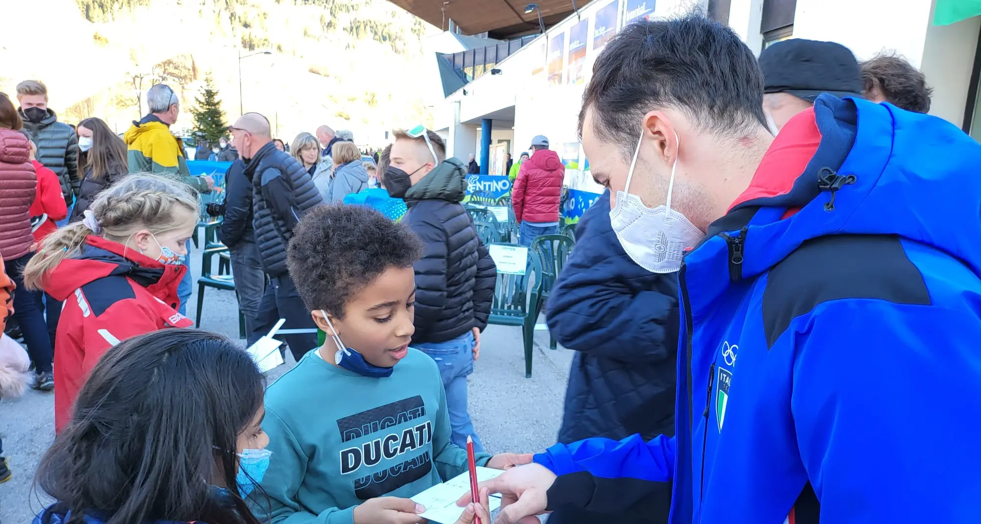 Che festa per i nostri campioni olimpici: a Piné premiati i pattinatori, con un «assalto» dei bambini delle scuole