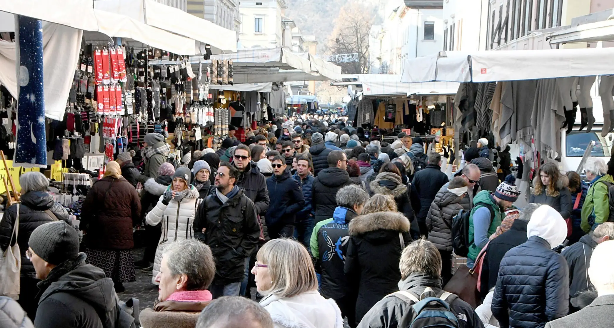 A Trento c’è la Fiera di Santa Lucia, oggi e domani 80 mila persone, con green pass. Ma guardate come sono i controlli in piazza Battisti