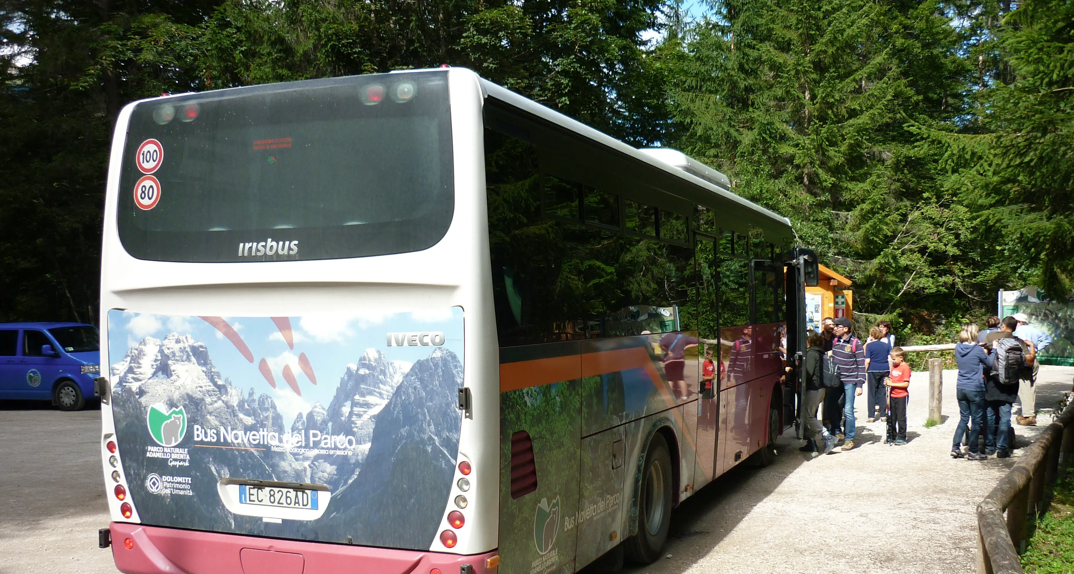 La svolta del Parco Adamello Brenta: via le auto private dalle valli, soltanto mobilità alternativa e sostenibile