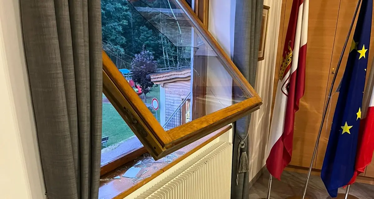Soraga, tentano il furto in Municipio e alla Conad