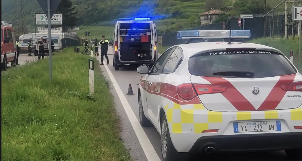 Incidente a Ravina, il ciclista 48enne travolto da un autocarro resta in gravissime condizioni