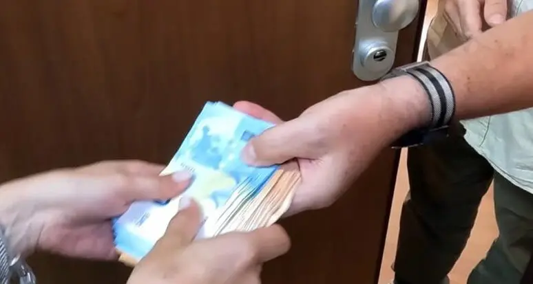 Anziana truffata da un finto “maresciallo”: si è fatto consegnare oro e monete per “liberare” il figlio