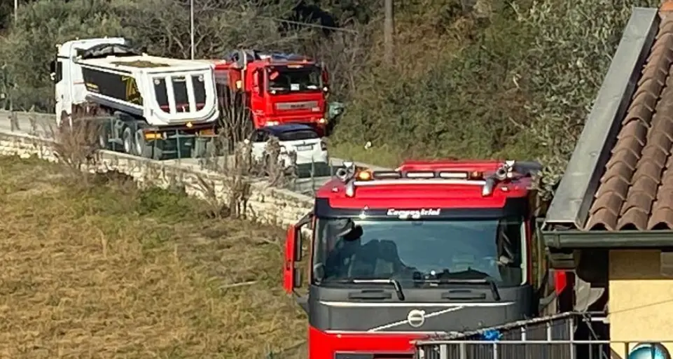 Che stress a Ceole, 80 camion di terra al giorno sulla stradina, per riempire la ex cava Piscolo