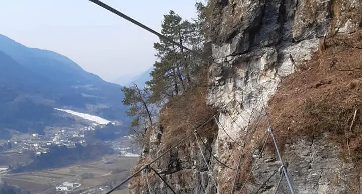 Novità alla ferrata delle Niere: è pronto il nuovo ponte tibetano