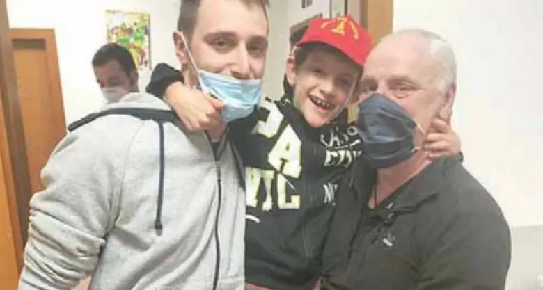 Il piccolo Diego abbraccia i due pompieri che lo rianimarono dopo un arresto cardiaco