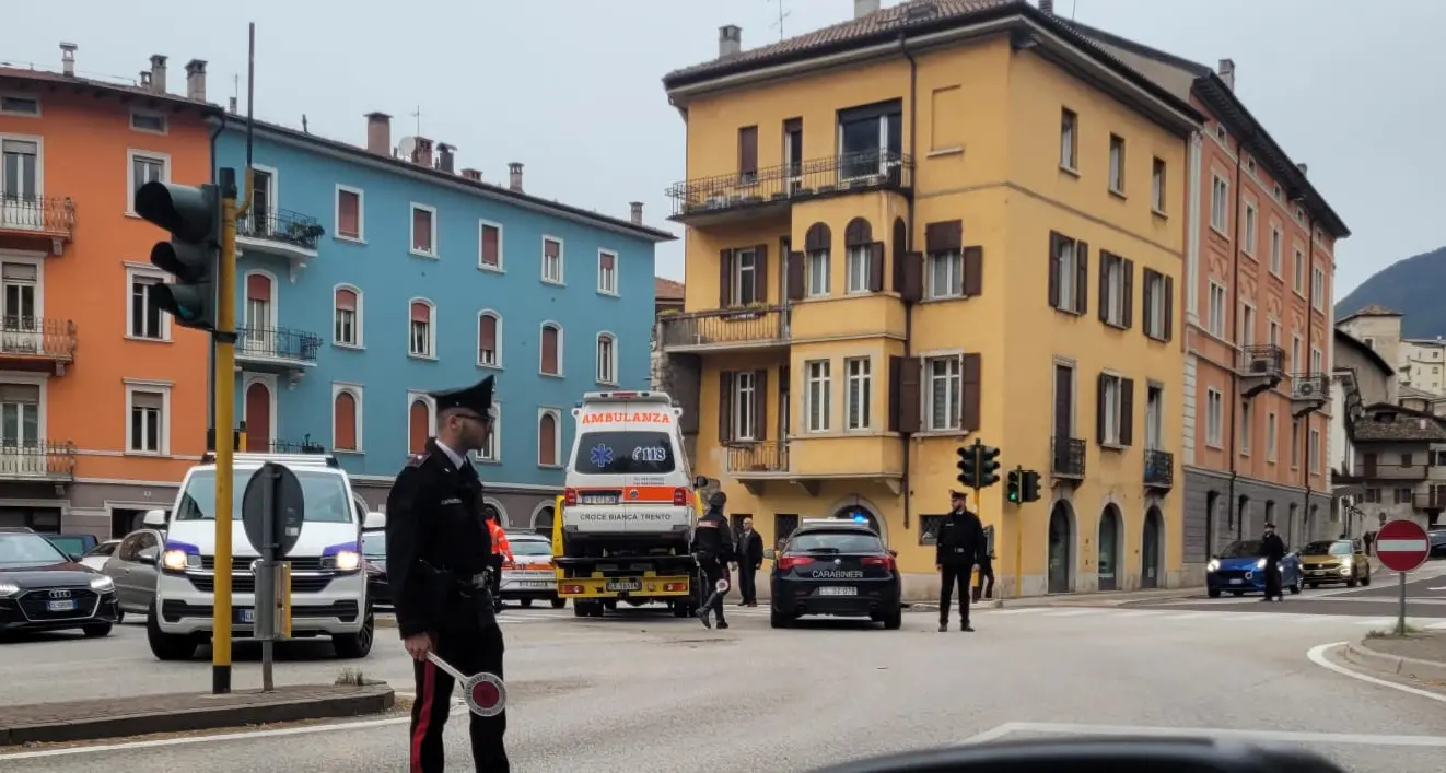 Piazza Venezia, scontro tra un’ambulanza e una macchina