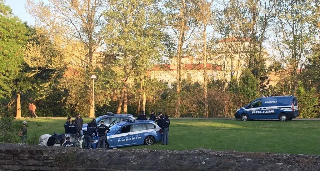 Spaccia cocaina in un parco di Rovereto: tenta la fuga ma viene arrestato