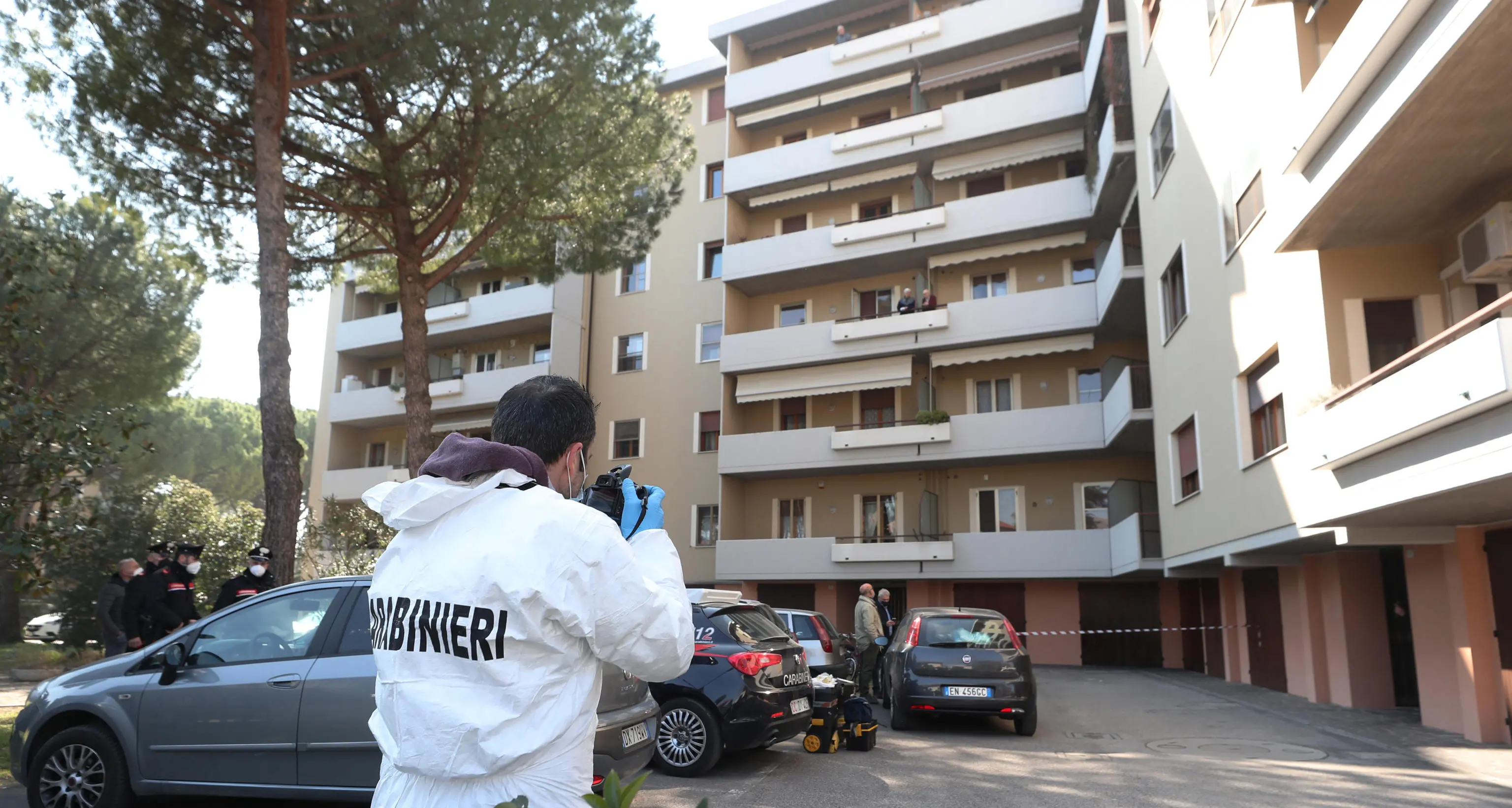 Ha ucciso la moglie a coltellate e si è buttato dal terzo piano: morto il 77enne di Pergine