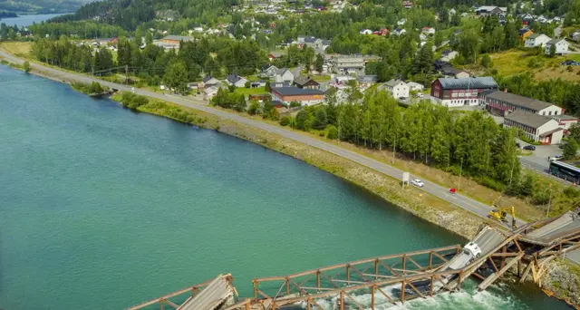 Norvegia: crolla ponte, due veicoli precipitati nel fiume