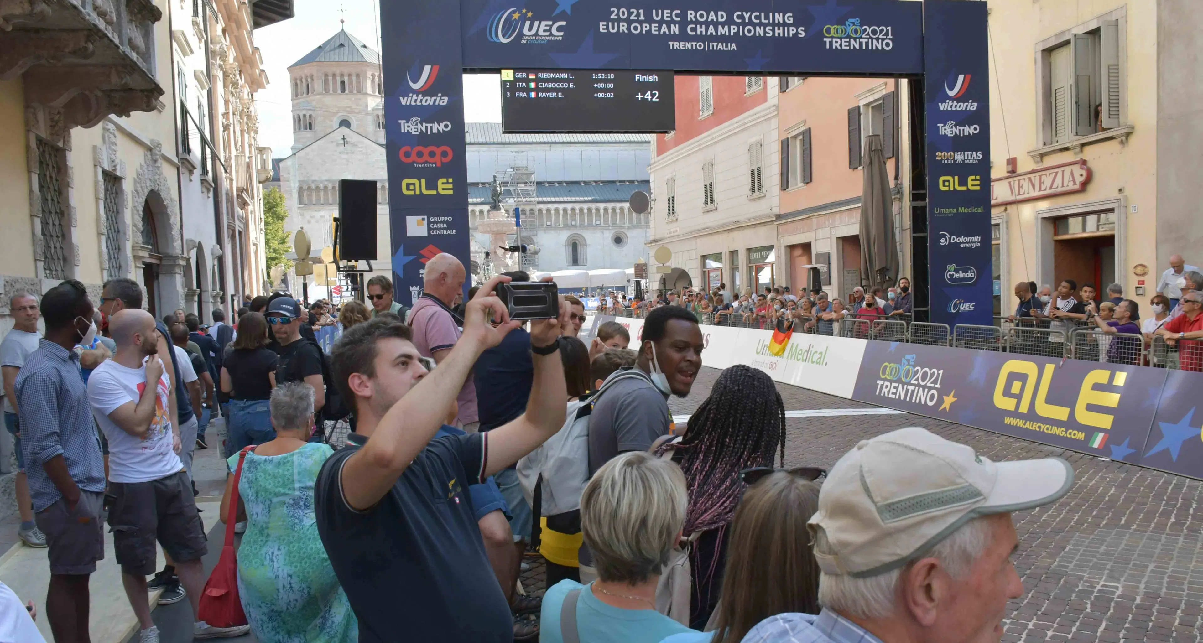 Europei di ciclismo, la gare in centro tra gioie e sorrisi. Ecco tutte le strade chiuse oggi e domane