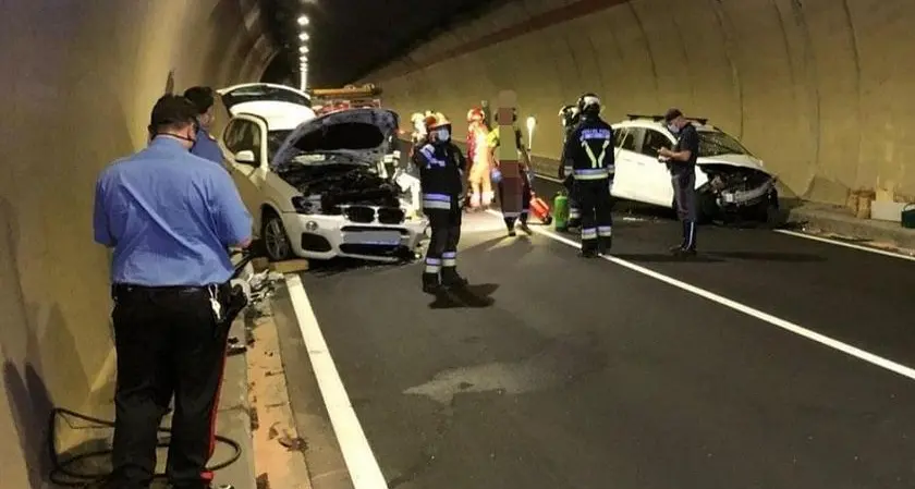 Violento frontale nella galleria Valaverta, due tedeschi in gravi condizioni al Santa Chiara