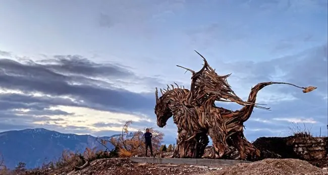Lavarone: il magnifico «drago» di legno fatto di scarti di Vaia conquista tutti (anche gli influencer)