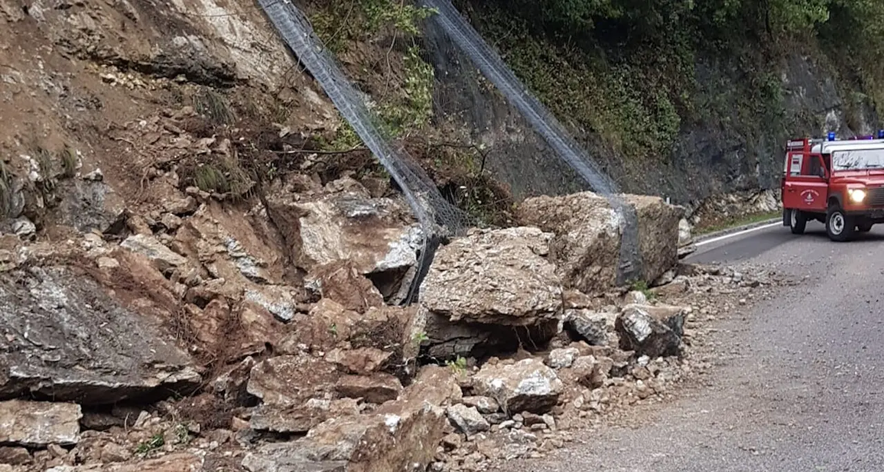 Massi sulla carreggiata fra Loppio e Valle San Felice, strada chiusa
